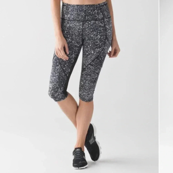 Lululemon outrun 17” crop - Picture 3 of 13